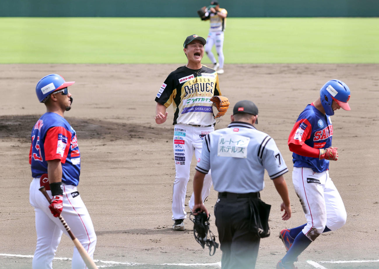 BC栃木対埼玉武蔵　1回表埼玉武蔵2死三塁、打者フェルナンド（手前左）の時、暴投で先制点を許し悔しがるティモンディ高岸宏行（撮影・浅見桂子）