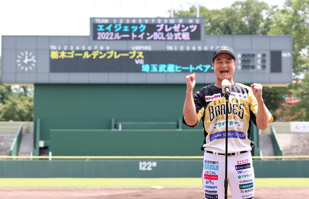 BC栃木対埼玉武蔵　先発デビューのBC栃木のティモンディ高岸宏行は、笑顔でスタンドにあいさつ（撮影・浅見桂子）