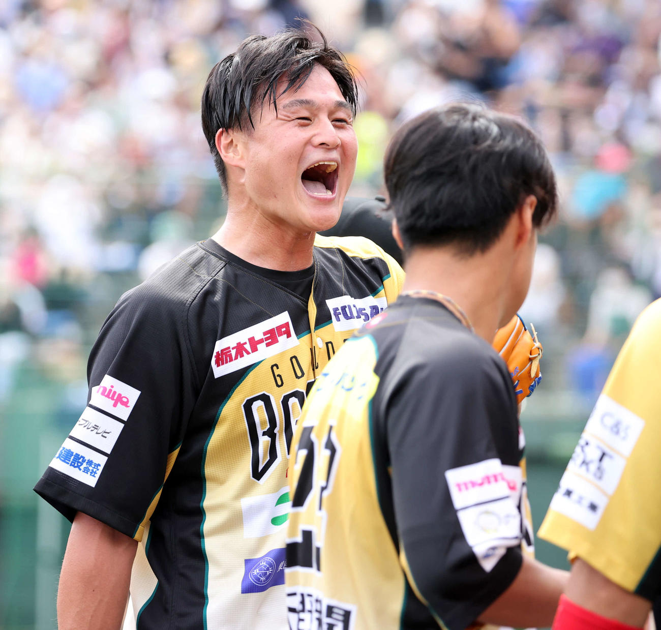 BC栃木対埼玉武蔵　2回表埼玉武蔵の攻撃を終えたティモンディ高岸宏行は、雄たけびを上げてベンチに戻る（撮影・浅見桂子）