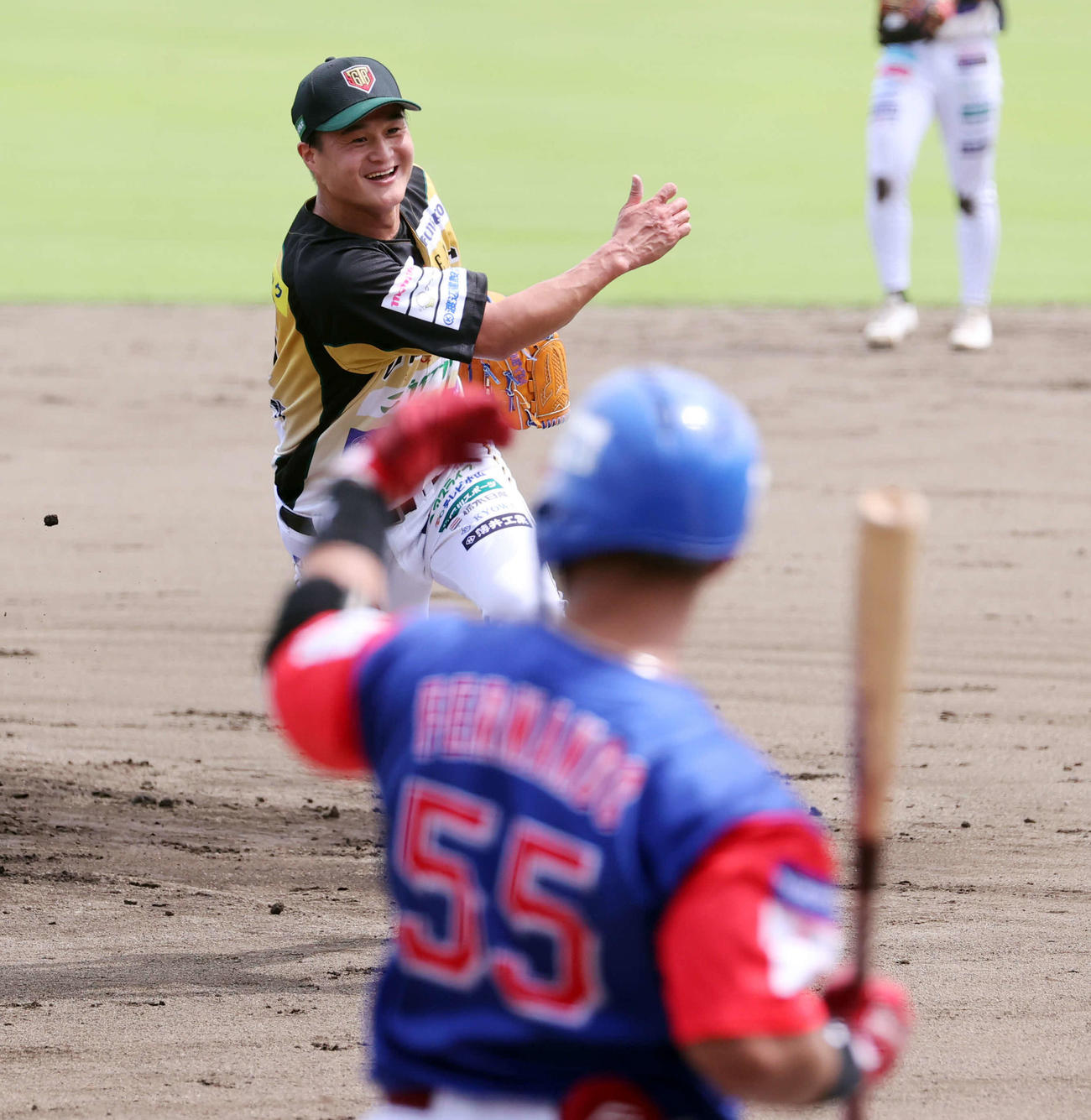 BC栃木対埼玉武蔵　1回表埼玉武蔵2死三塁、打者フェルナンドの時、暴投してしまい先制点を許すティモンディ高岸宏行（撮影・浅見桂子）