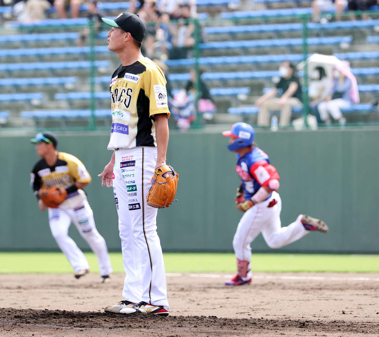 BC栃木対埼玉武蔵　2回表埼玉武蔵無死、青木（奥）にソロ本塁打を許したティモンディ高岸宏行（撮影・浅見桂子）