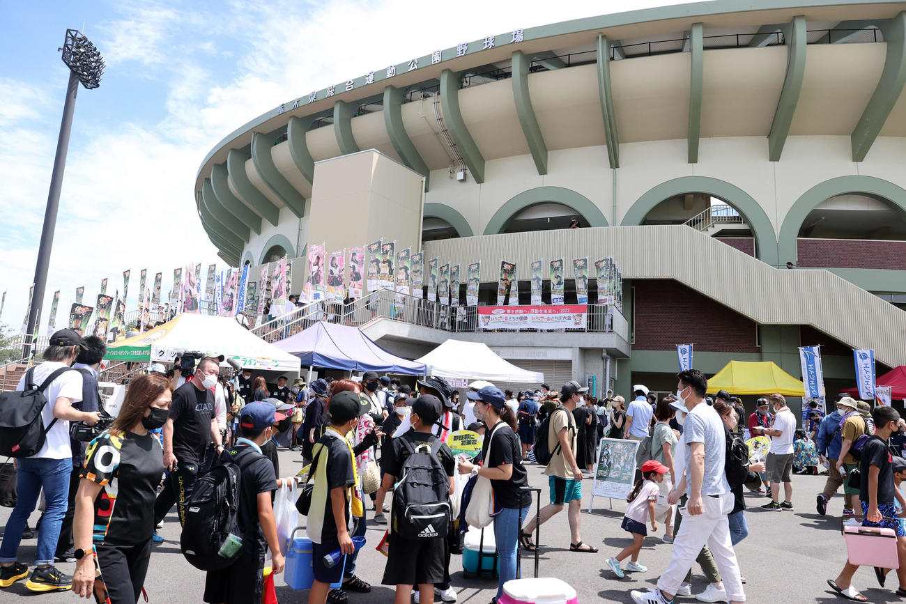 BC栃木対埼玉武蔵　先発デビューするBC栃木のティモンディ高岸宏行を見ようと大勢のファンがつめかけた（撮影・浅見桂子）