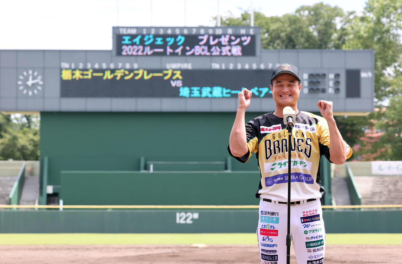 BC栃木対埼玉武蔵　先発デビューのBC栃木のティモンディ高岸宏行は、笑顔でスタンドにあいさつ（撮影・浅見桂子）