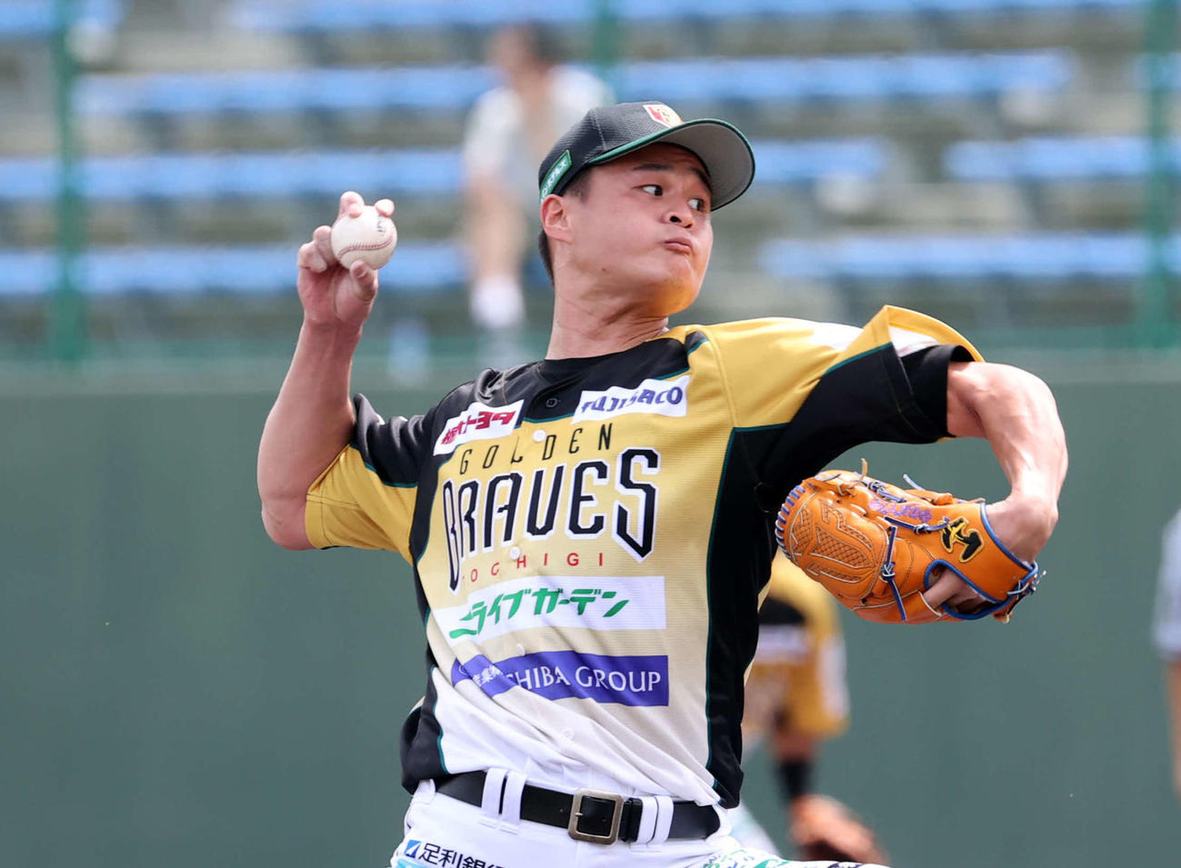 埼玉武蔵戦で力投するBC栃木先発のティモンディ高岸宏行（撮影・浅見桂子）