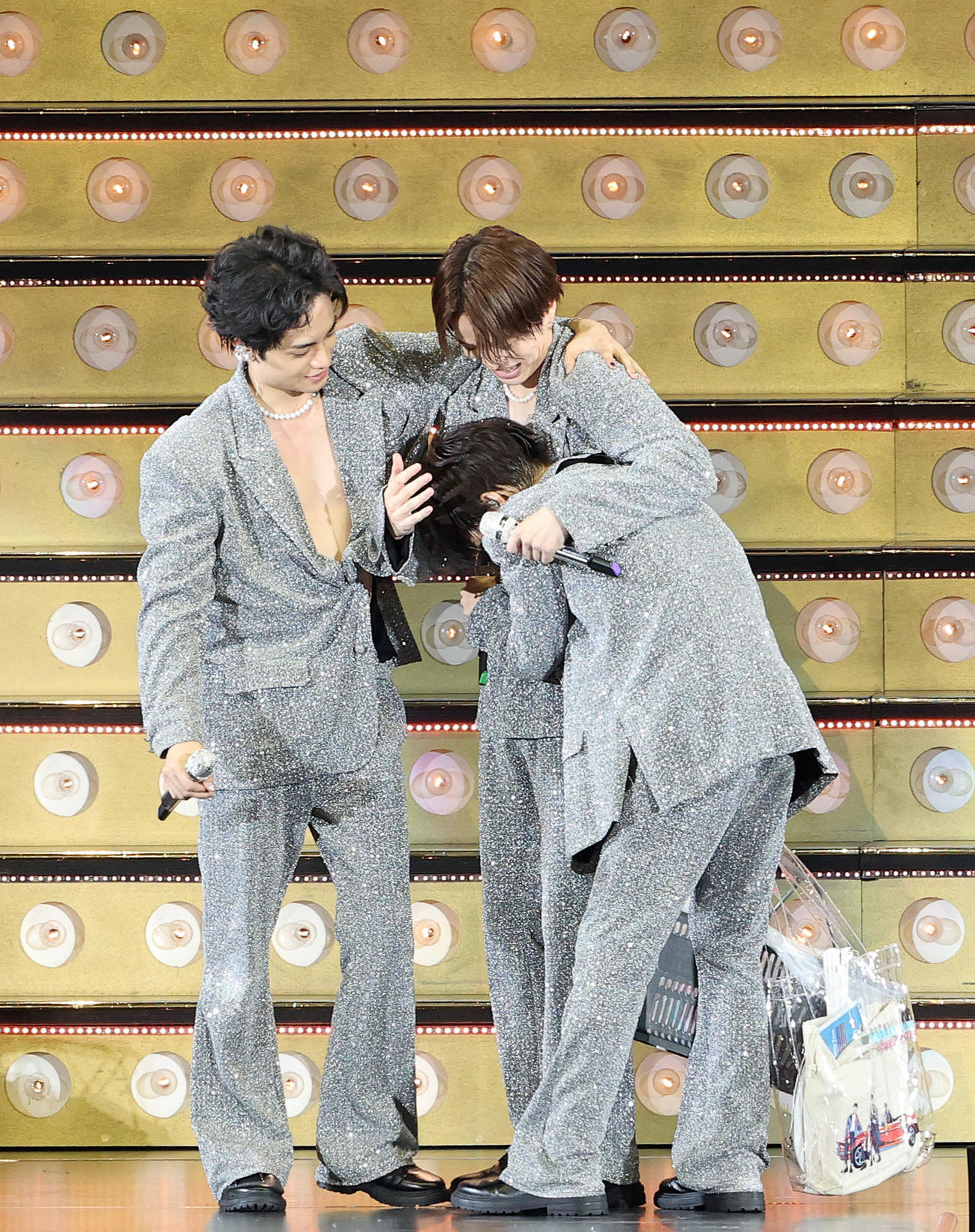 東京、大阪ドームツアーが決まり抱き合って喜ぶSexy Zoneの、左から中島健人、菊池風磨、松島聡（撮影・鈴木正人）