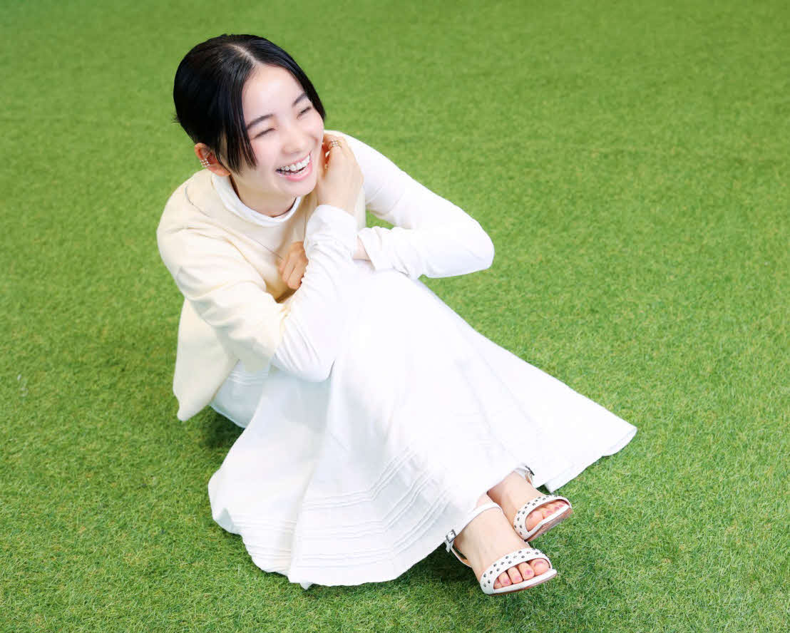 撮影で笑顔をみせる福地桃子（撮影・河田真司）