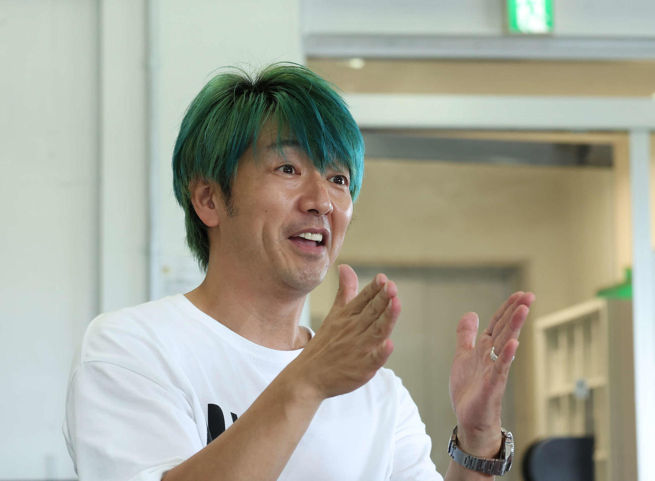 インタビューに答える川本成（撮影・丹羽敏通）