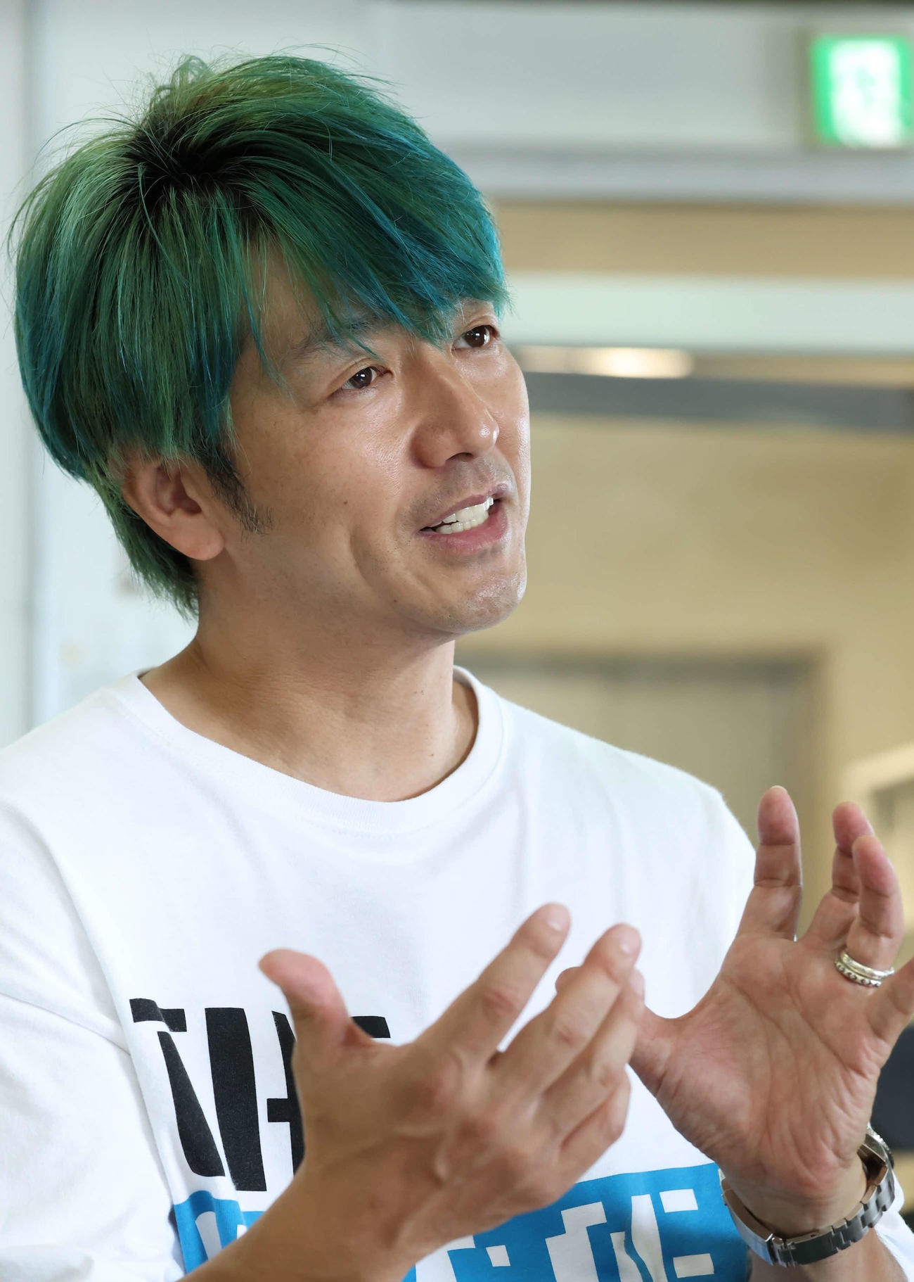 インタビューに答える川本成（撮影・丹羽敏通）