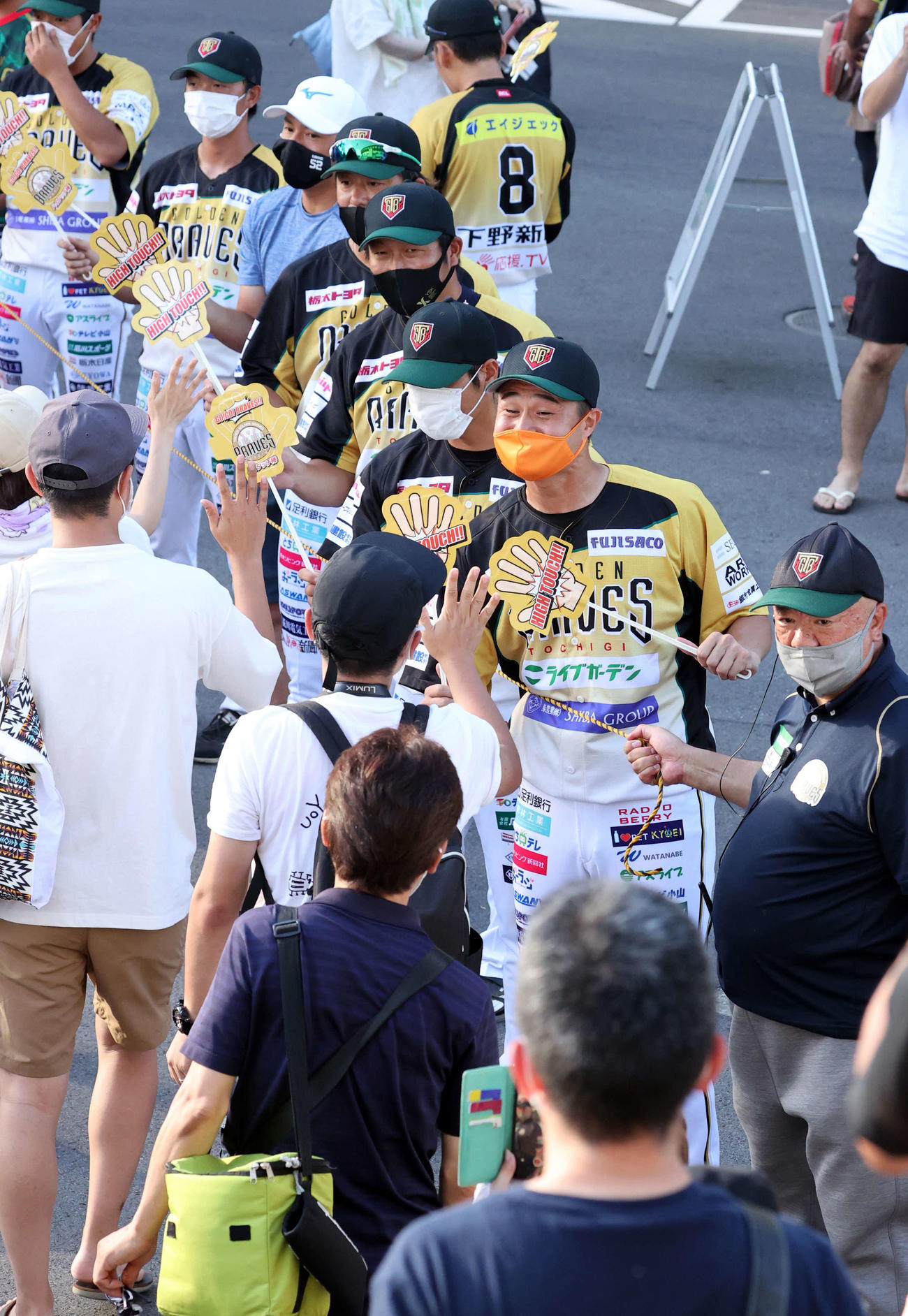 22年8月14日、BC栃木対埼玉武蔵　試合後、ファンとハイタッチするBC栃木のティモンディ高岸宏行