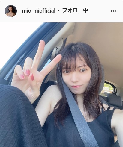 黒いタンクトップ風の服でピースサイン。美緒のインスタグラムより