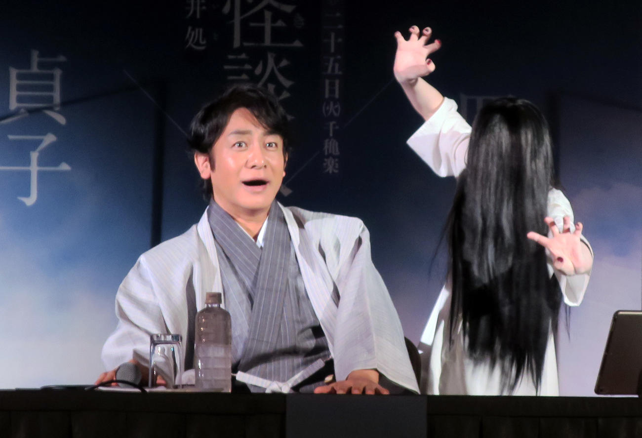 「日本怪談歌舞伎（Jホラーかぶき）貞子×皿屋敷」制作発表会見の途中で貞子（右）の襲撃を受け驚く片岡愛之助（左）