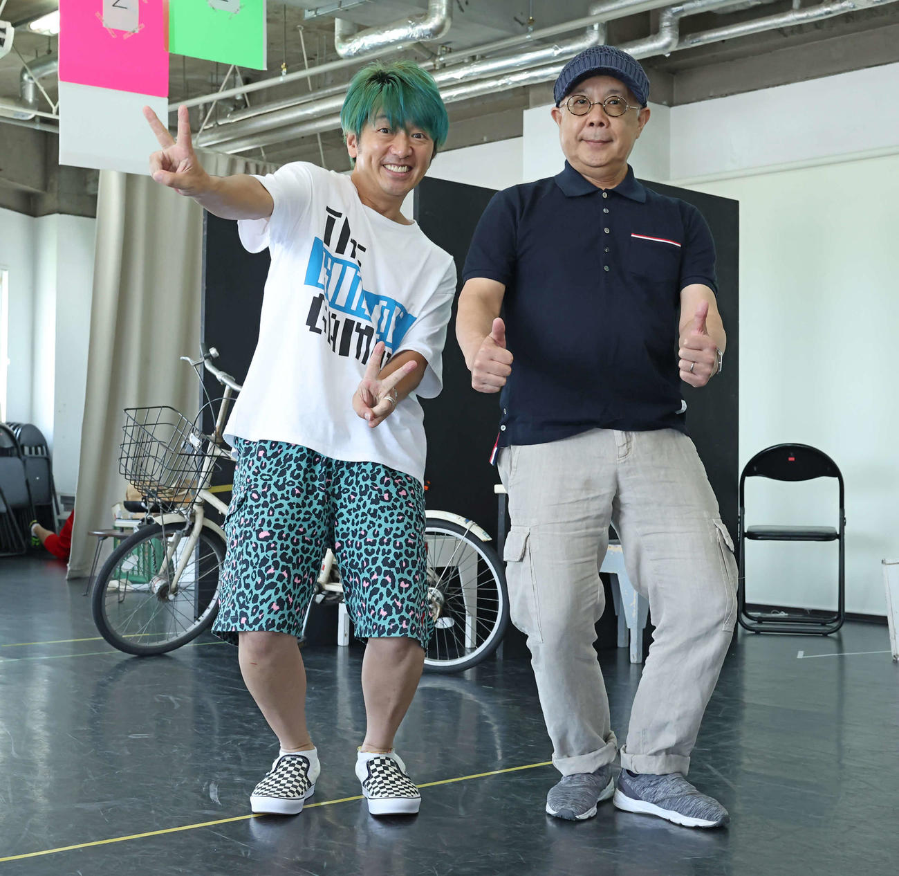 カメラに向かってポーズを決める川本成（左）と小堺一機（撮影・丹羽敏通）