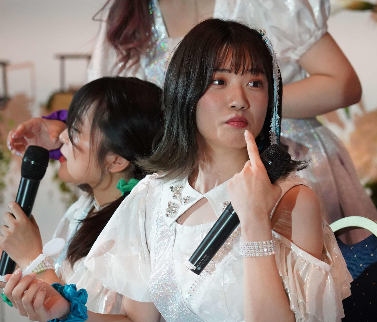 12枚目シングル「U（2）Zone LINE／恋はアップ（2）Summer」の発売記念イベントで催眠術をかけられてわさびに挑戦するアップアップガールズ（2）高萩千夏（撮影・佐藤成）