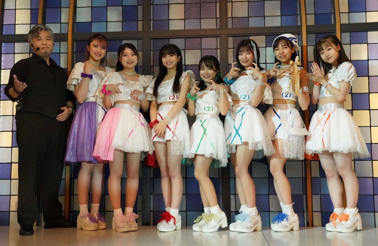 12枚目シングル「U（2）Zone LINE／恋はアップ（2）Summer」の発売記念イベントを行ったアップアップガールズ（2）と夢幻颯人氏（撮影・佐藤成）