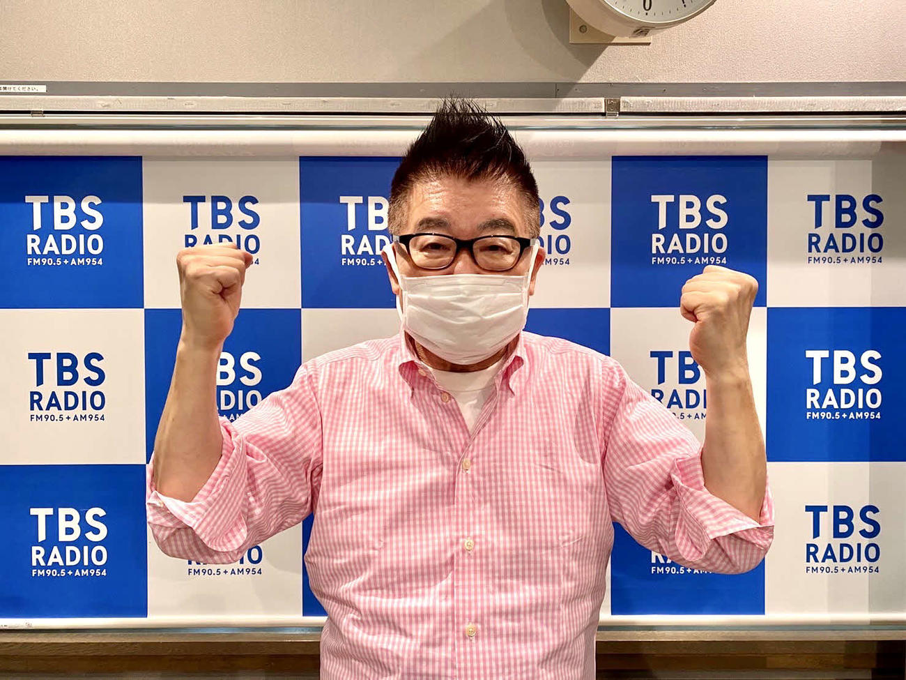 新型コロナウイルス感染から仕事復帰してガッツポーズを見せる生島ヒロシ（16日、東京・赤坂のTBSラジオで）