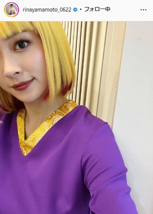 紫の服を着て、頭に金色のウィッグをつけた山本アナ（山本里菜アナのインスタグラムより）