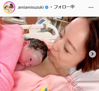 出産した長女を抱く鈴木（鈴木亜美のインスタグラムより）