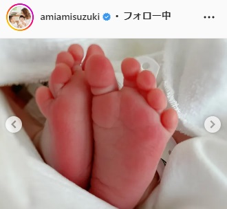 鈴木が出産した第3子となる長女の足（鈴木亜美のインスタグラムより）