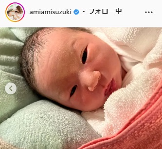 鈴木が出産した第3子となる長女の顔（鈴木亜美のインスタグラムより）