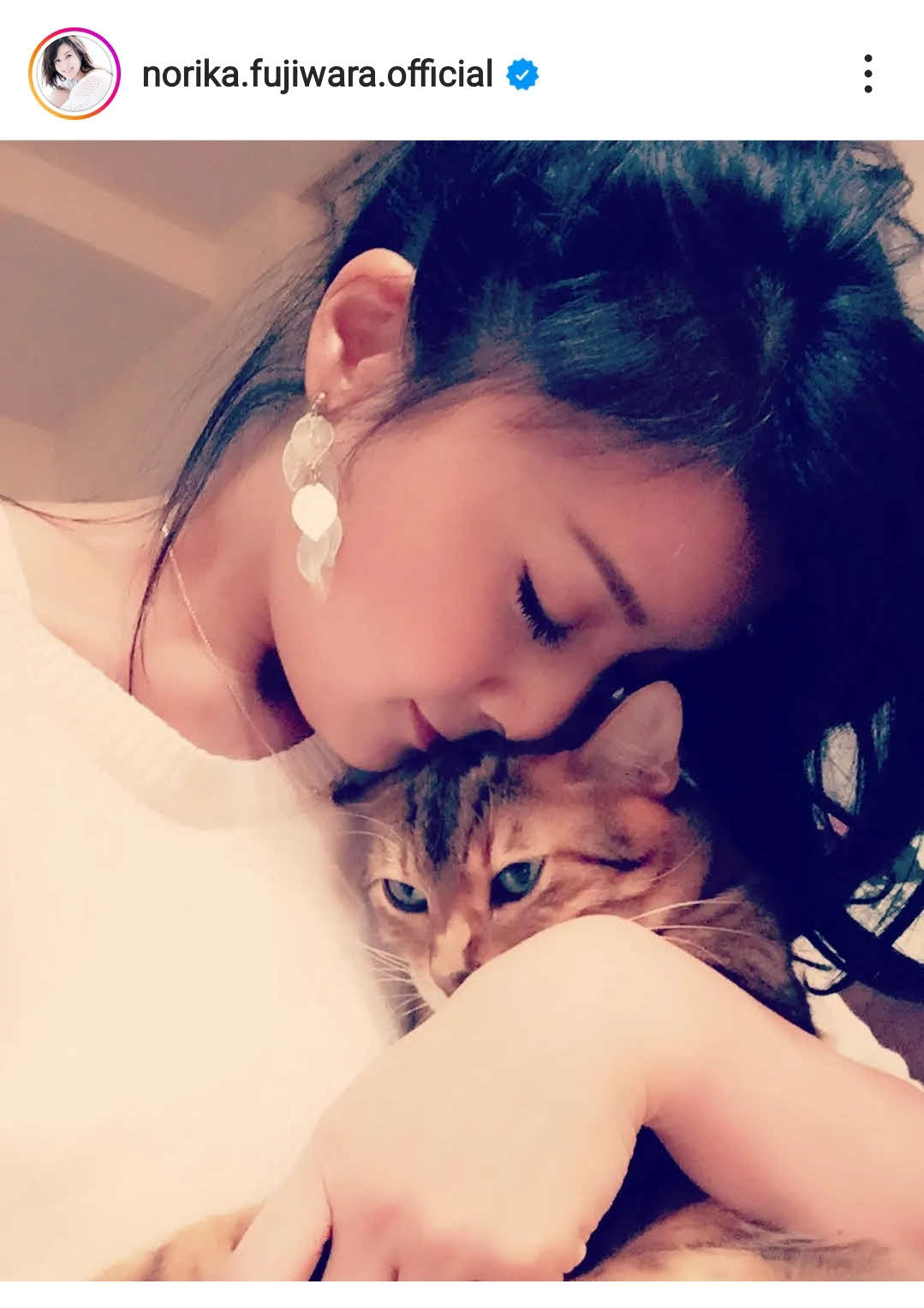 藤原紀香がアップした愛猫との写真（藤原紀香のインスタグラムより）