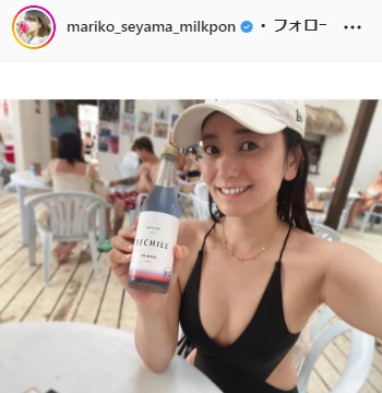 ビーチにある海の家でスパーキングリキュールを楽しむ脊山（脊山麻理子のインスタグラムより）
