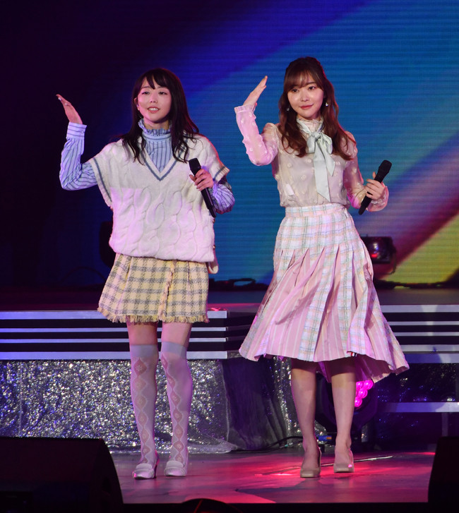 卒業コンサートで歌う峯岸みなみ（左）と指原莉乃（2021年5月）