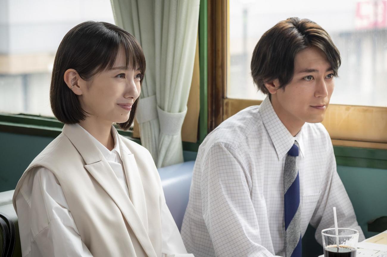 小梅（波瑠＝左）と玄之介（間宮翔太）は2つのプランを提案する（C）カンテレ