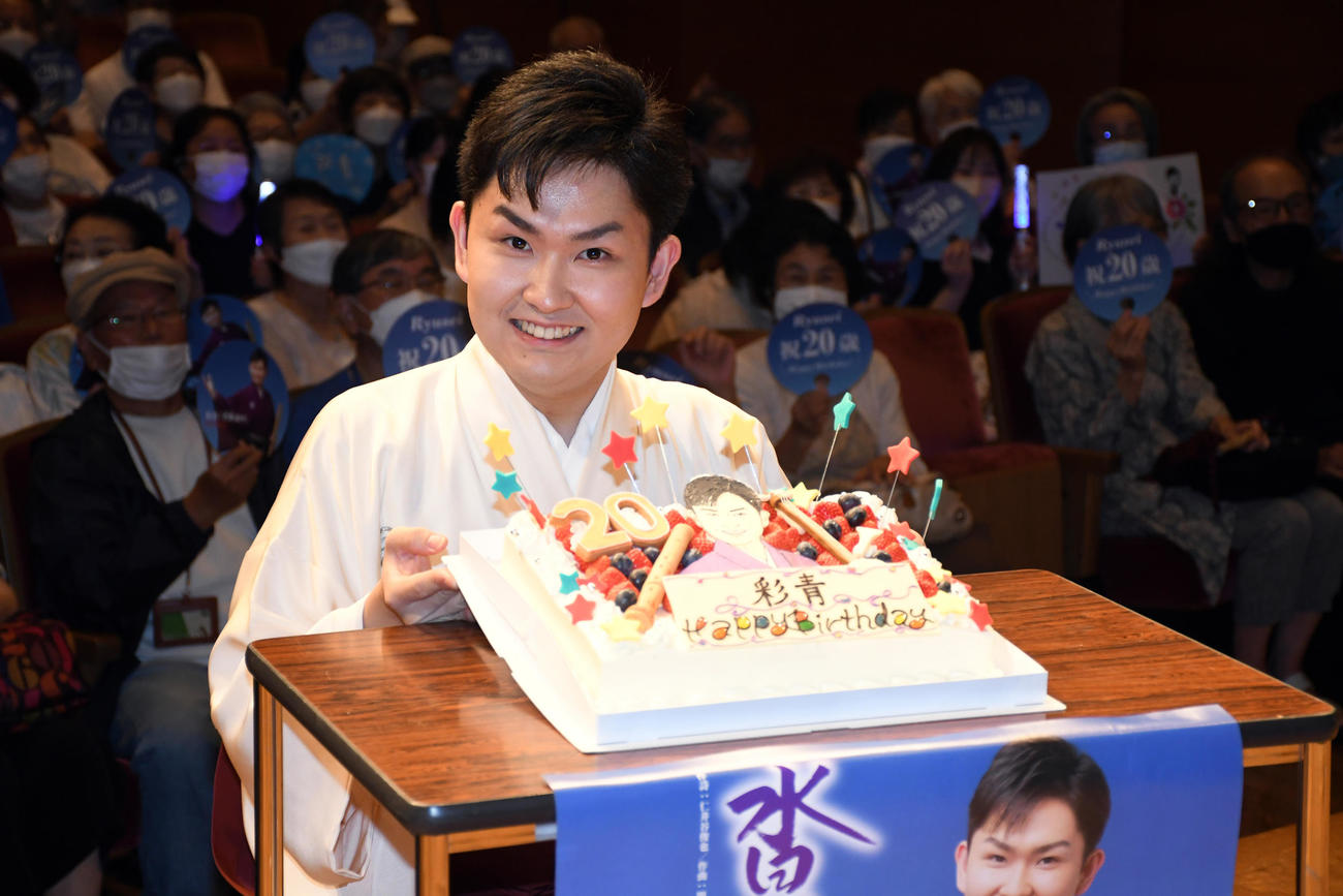ファーストコンサートで20歳の誕生日を前祝いされた彩青（撮影・大友陽平）