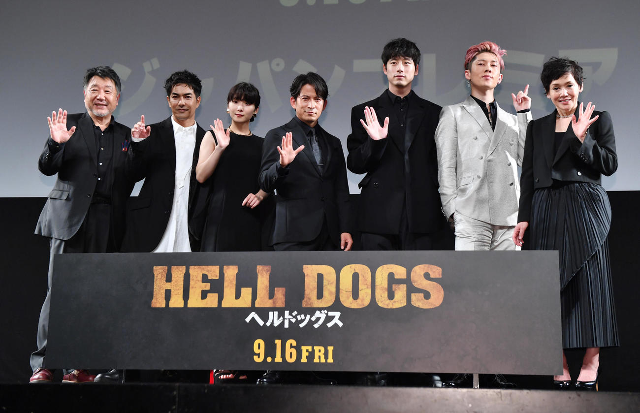 映画「ヘルドッグス」のイベントで記念撮影に納まる、左から原田眞人監督、北村一輝、松岡茉優、岡田准一、坂口健太郎、MIYAVI、大竹しのぶ（撮影・柴田隆二）