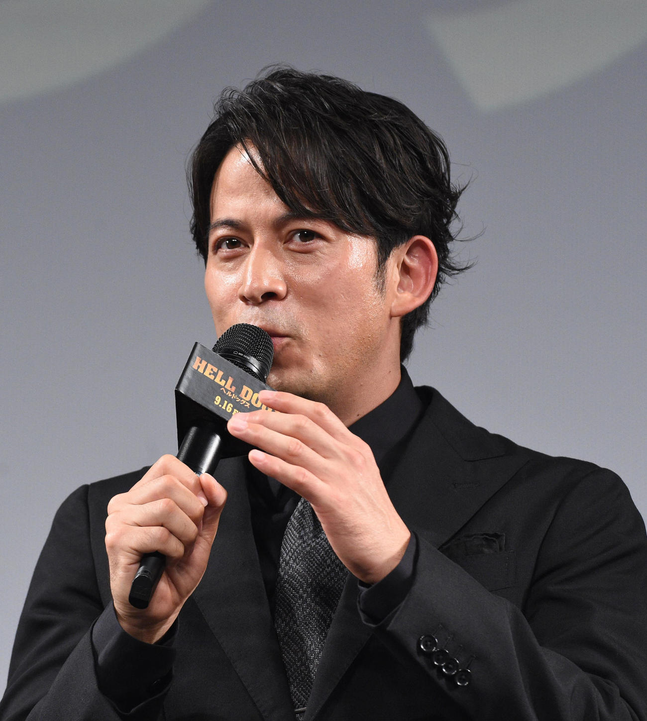 映画「ヘルドッグス」のイベントであいさつする岡田准一（撮影・柴田隆二）