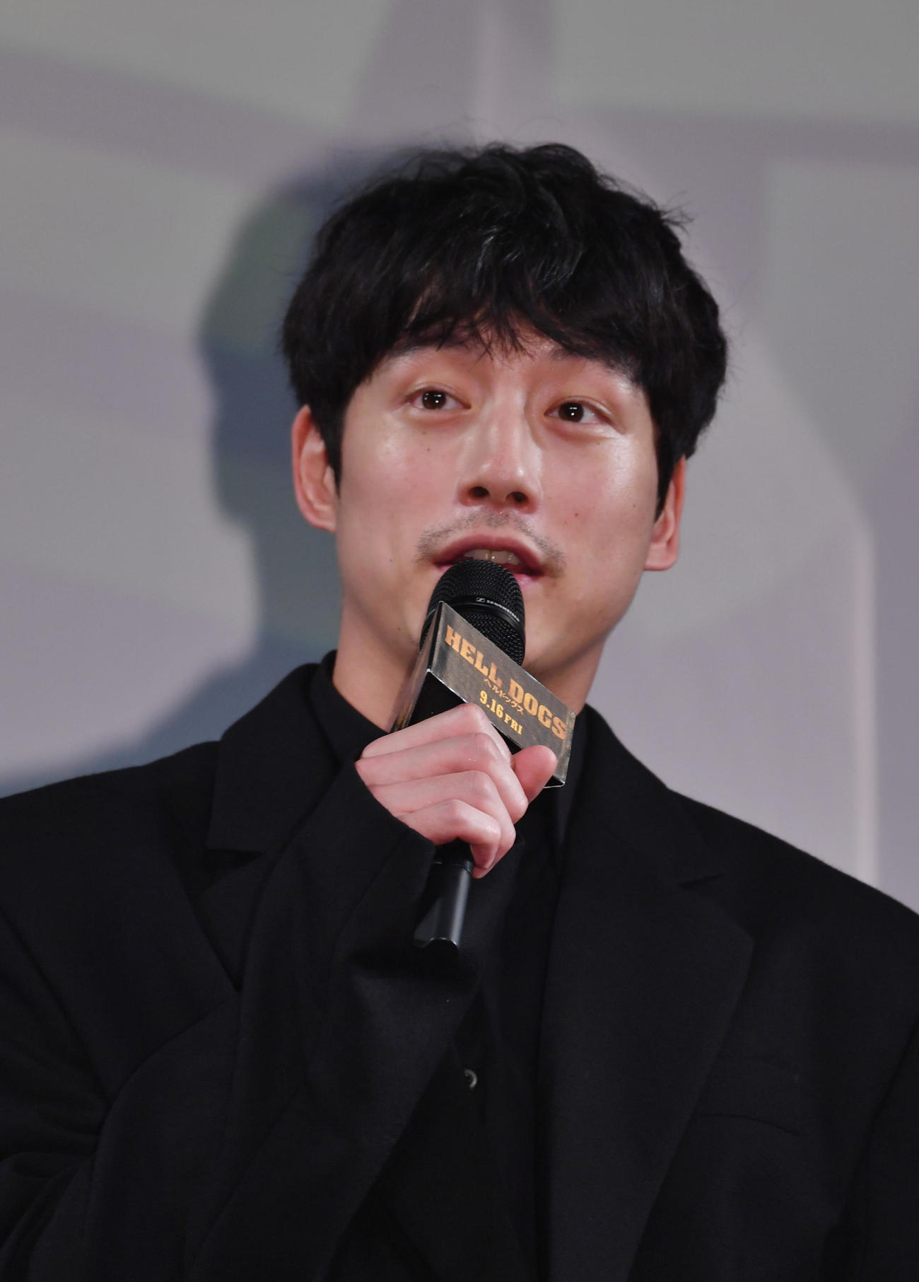 映画「ヘルドッグス」のイベントであいさつする坂口健太郎（撮影・柴田隆二）