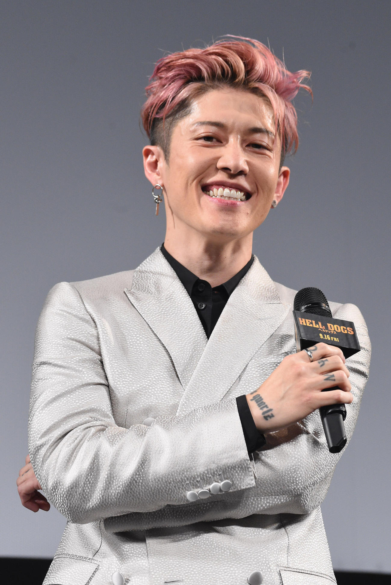 映画「ヘルドッグス」のイベントであいさつするMIYAVI（撮影・柴田隆二）