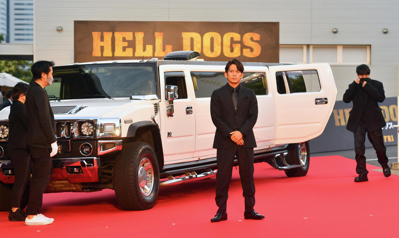 映画「ヘルドッグス」のイベントで白いハマーのリムジンから降り立った岡田准一（撮影・柴田隆二）