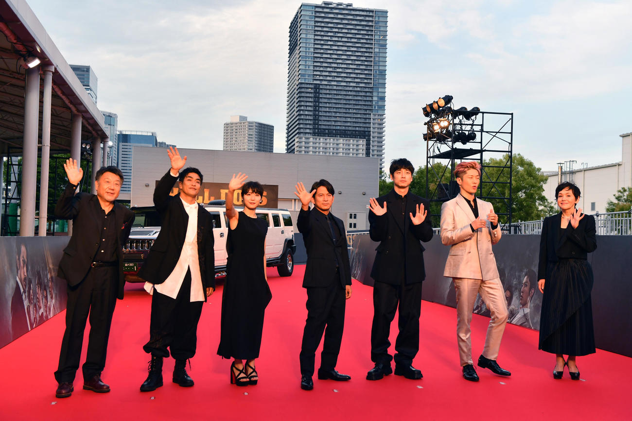 映画「ヘルドッグス」でレッドカーペットの上で記念撮影に納まる、左から原田眞人監督、北村一輝、松岡茉優、岡田准一、坂口健太郎、MIYAVI、大竹しのぶ（撮影・柴田隆二）