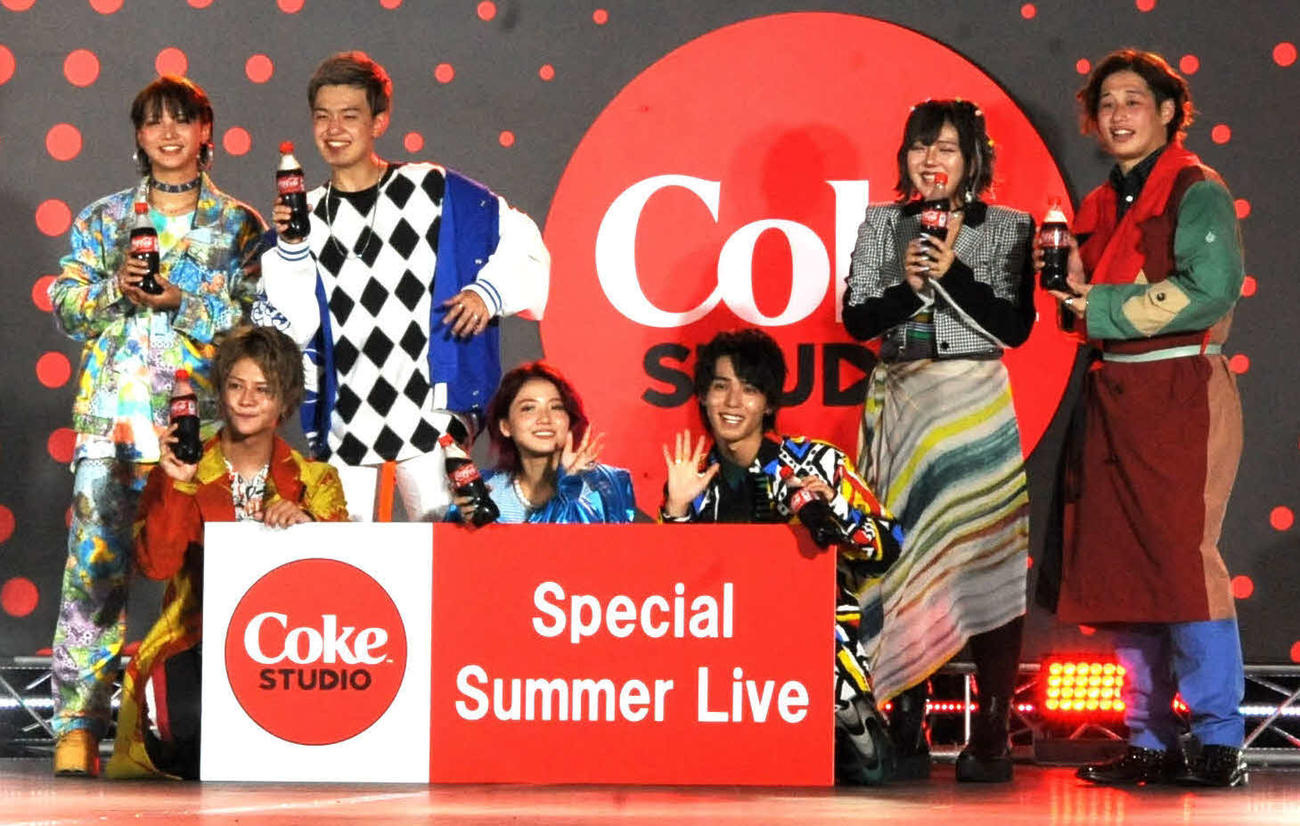 「Coke Studioスペシャルサマーライブ」に出演した、後列左から7人組マルチクリエーターグループ、フォーエイト48のゑむ氏、わかう゛ぁ、永ennのアリス、アマリザ、前列左から、こたつ、あみか、タロー社長
