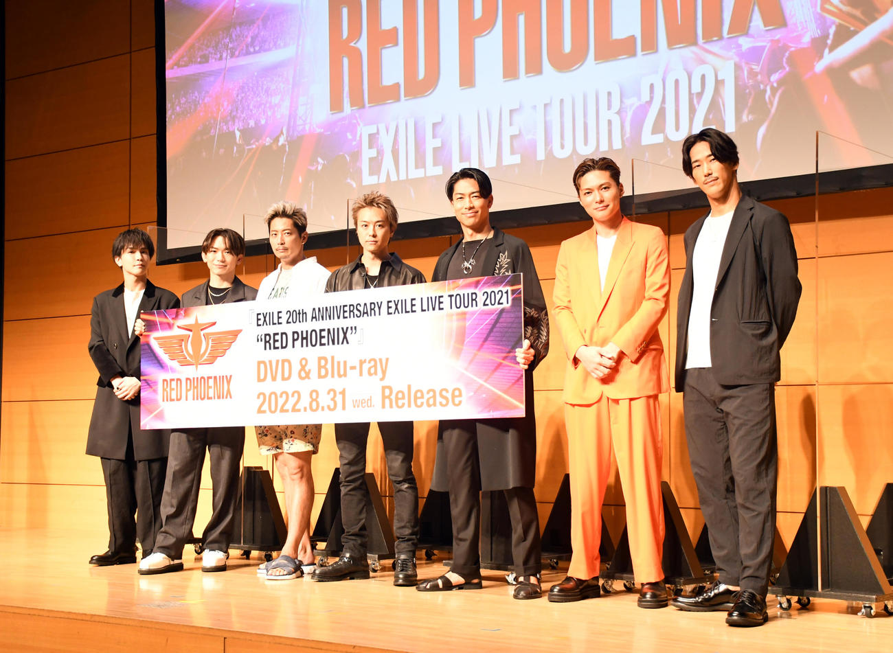 アリーナツアー「RED PHOENIX」DVD＆ブルーレイ発売記念プレミア上映会に出席したEXILEの、左から岩田剛典、NAOTO、黒木啓司、TAKAHIRO、AKIRA、SHOKICHI、小林直己（撮影・大友陽平）