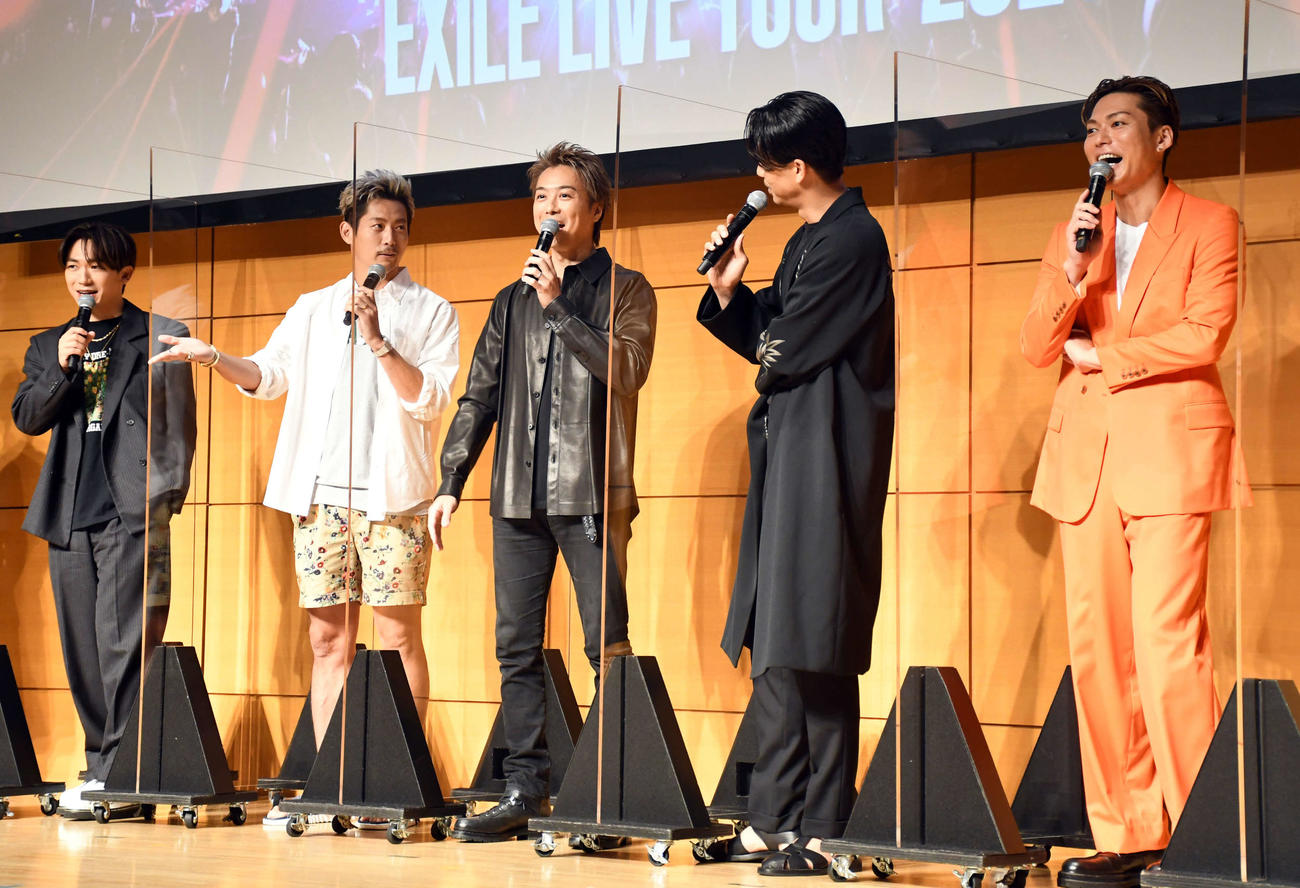アリーナツアー「RED PHOENIX」DVD＆ブルーレイ発売記念プレミア上映会のトークで笑顔を見せるEXILEの、左からNAOTO、黒木啓司、TAKAHIRO、AKIRA、SHOKICHI（撮影・大友陽平）
