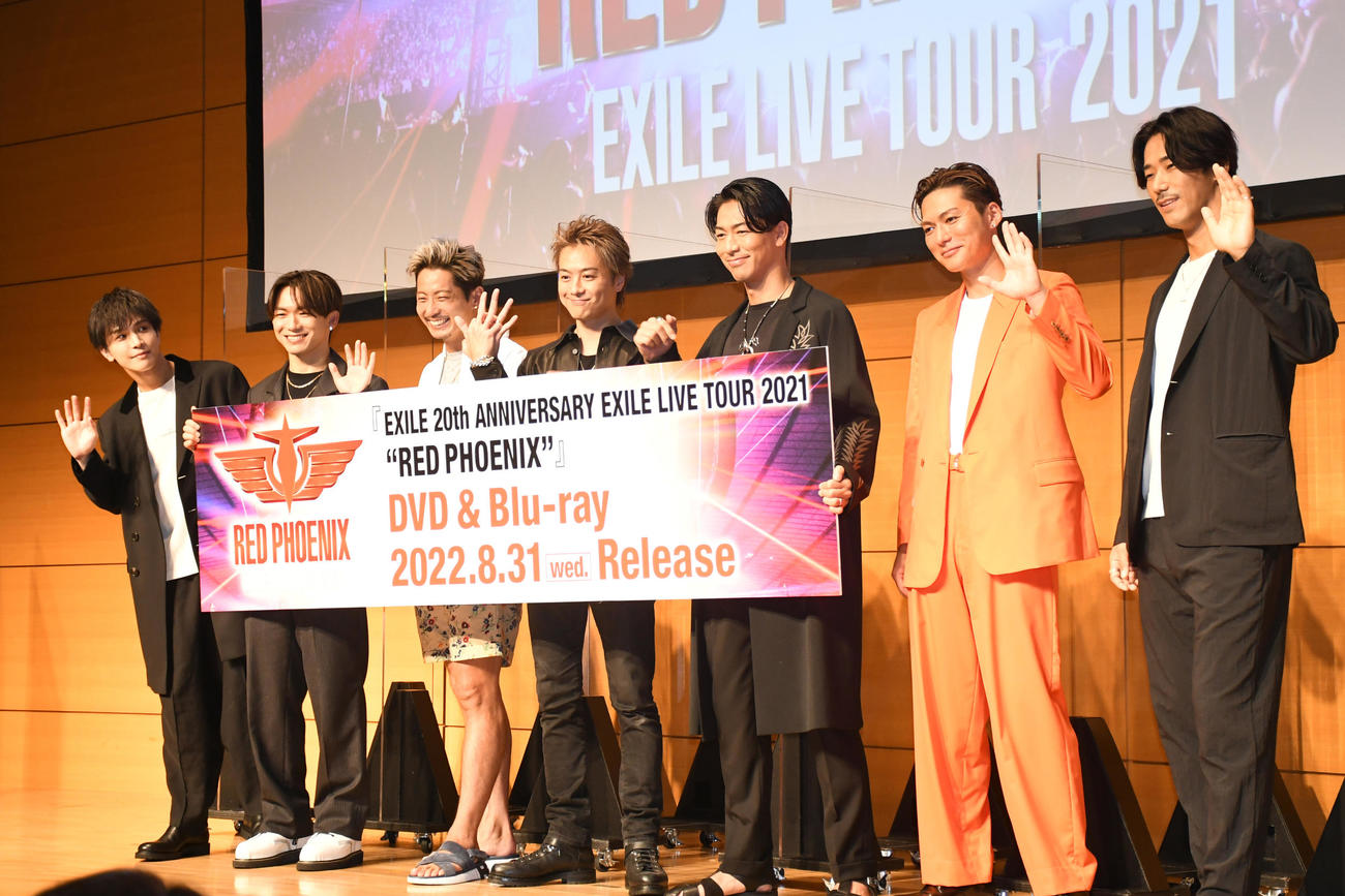 アリーナツアー「RED PHOENIX」DVD＆ブルーレイ発売記念プレミア上映会に出席したEXILEの、左から岩田剛典、NAOTO、黒木啓司、TAKAHIRO、AKIRA、SHOKICHI、小林直己（撮影・大友陽平）