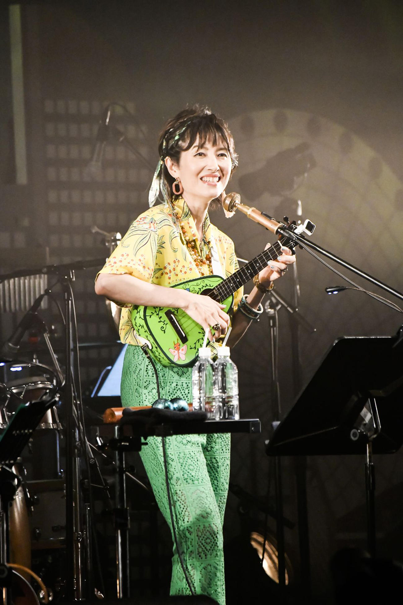 ライブを開催した「1933ウクレレオールスターズ」の荻野目洋子
