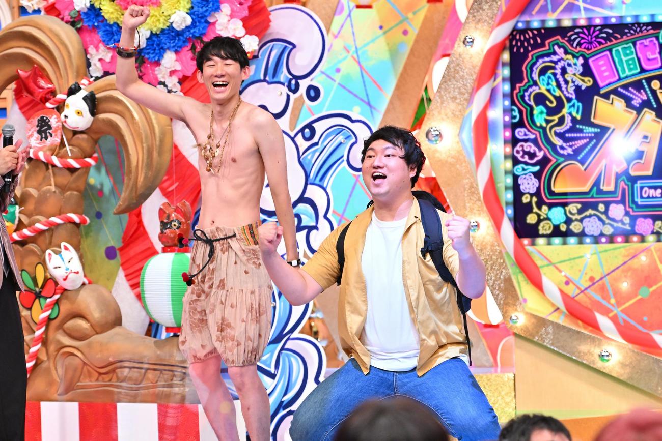 優勝が決まり、喜ぶロングコートダディの堂前透（左）と兎（C）MBSテレビ