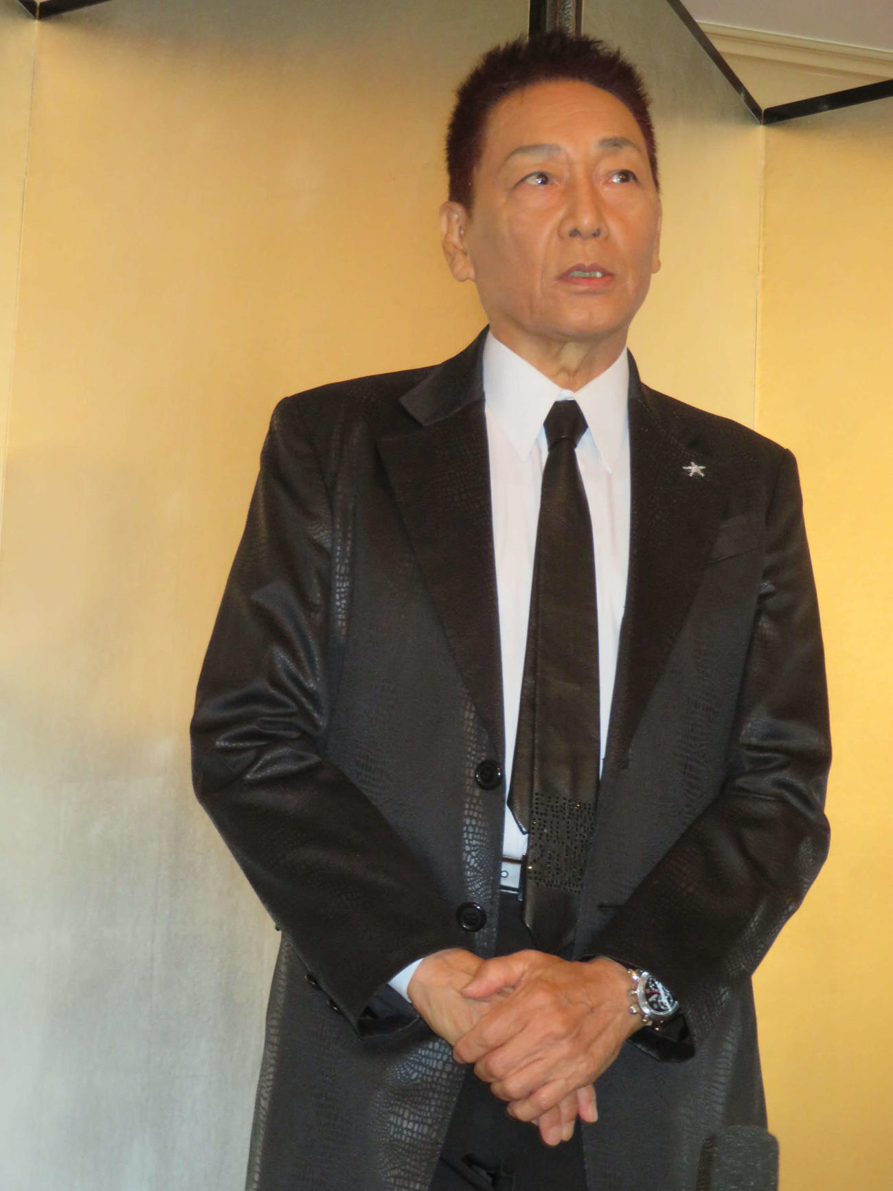 千葉真一さんを偲ぶ会で取材に応じる錦野旦（撮影・村上幸将）