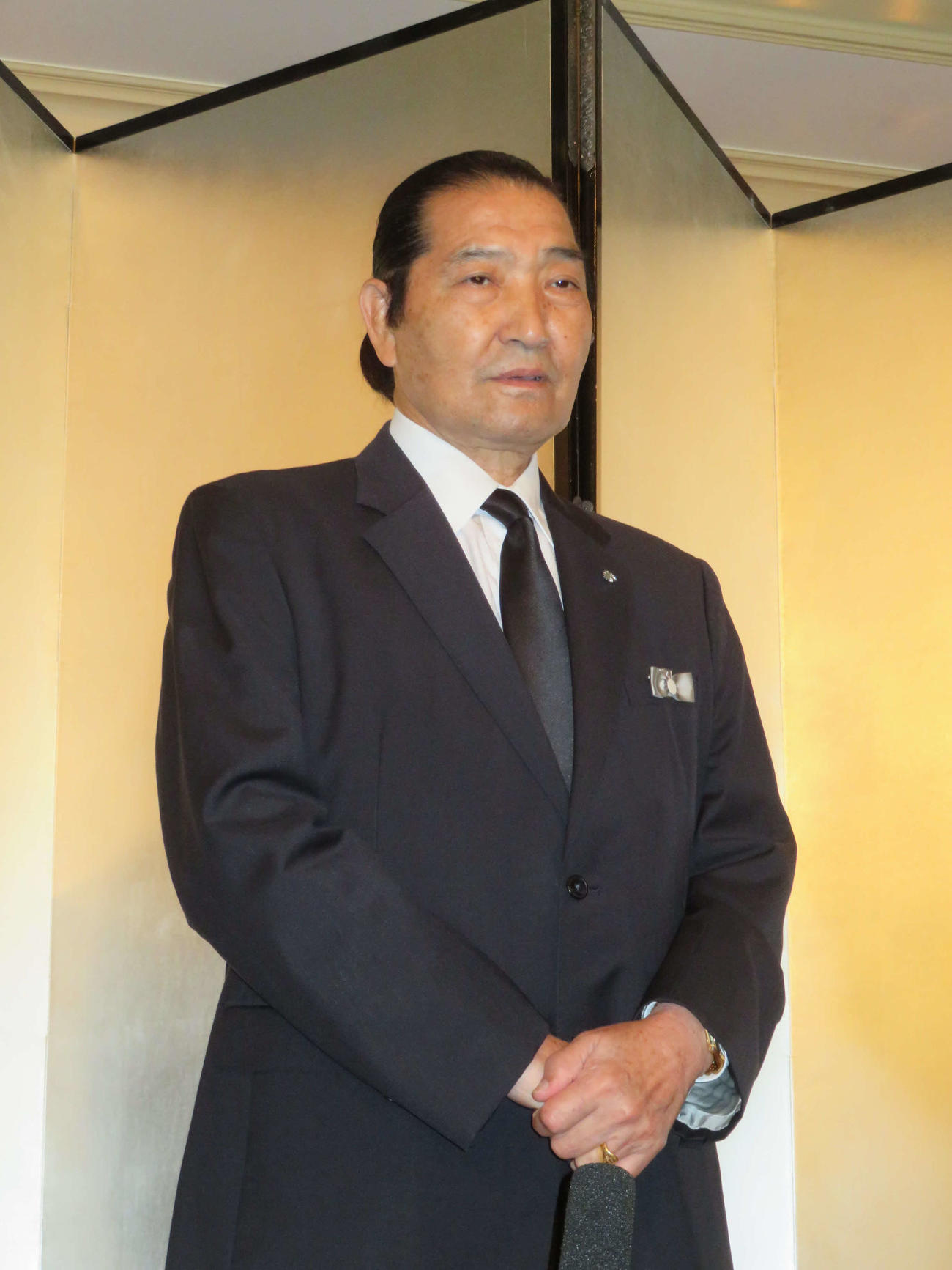 千葉真一さんを偲ぶ会で取材に応じる日体大の松浪健四郎理事長（撮影・村上幸将