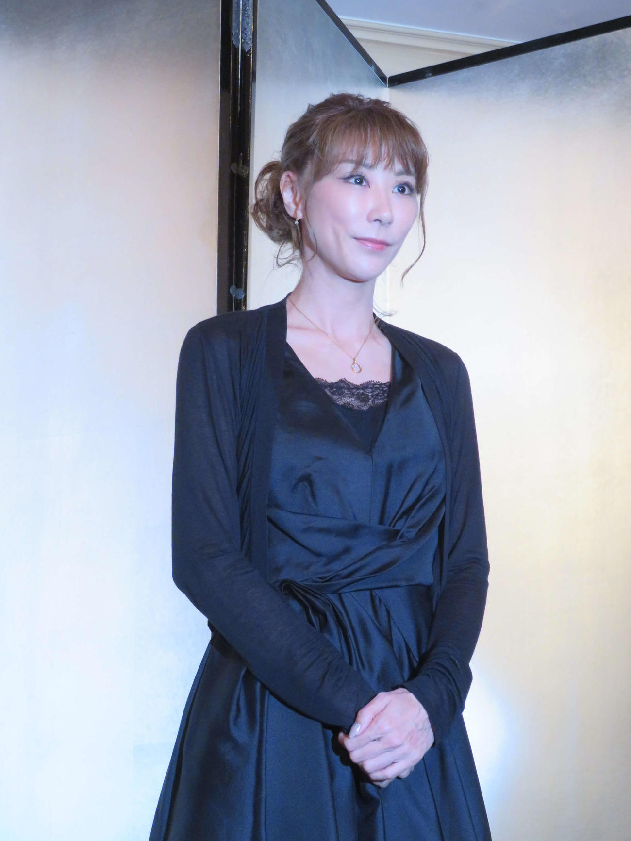 千葉真一さんを偲ぶ会であいさつする、長女で喪主の真瀬樹里（撮影・村上幸将）