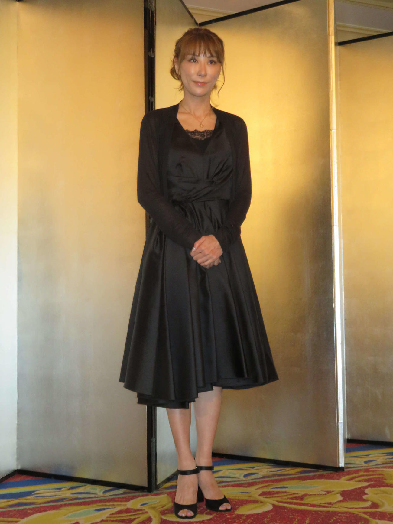 千葉真一さんを偲ぶ会であいさつする、長女で喪主の真瀬樹里（撮影・村上幸将）