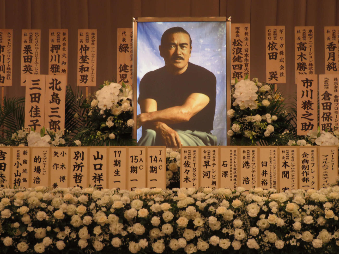 千葉真一さんを偲ぶ会でしつらえられた祭壇（撮影・村上幸将）