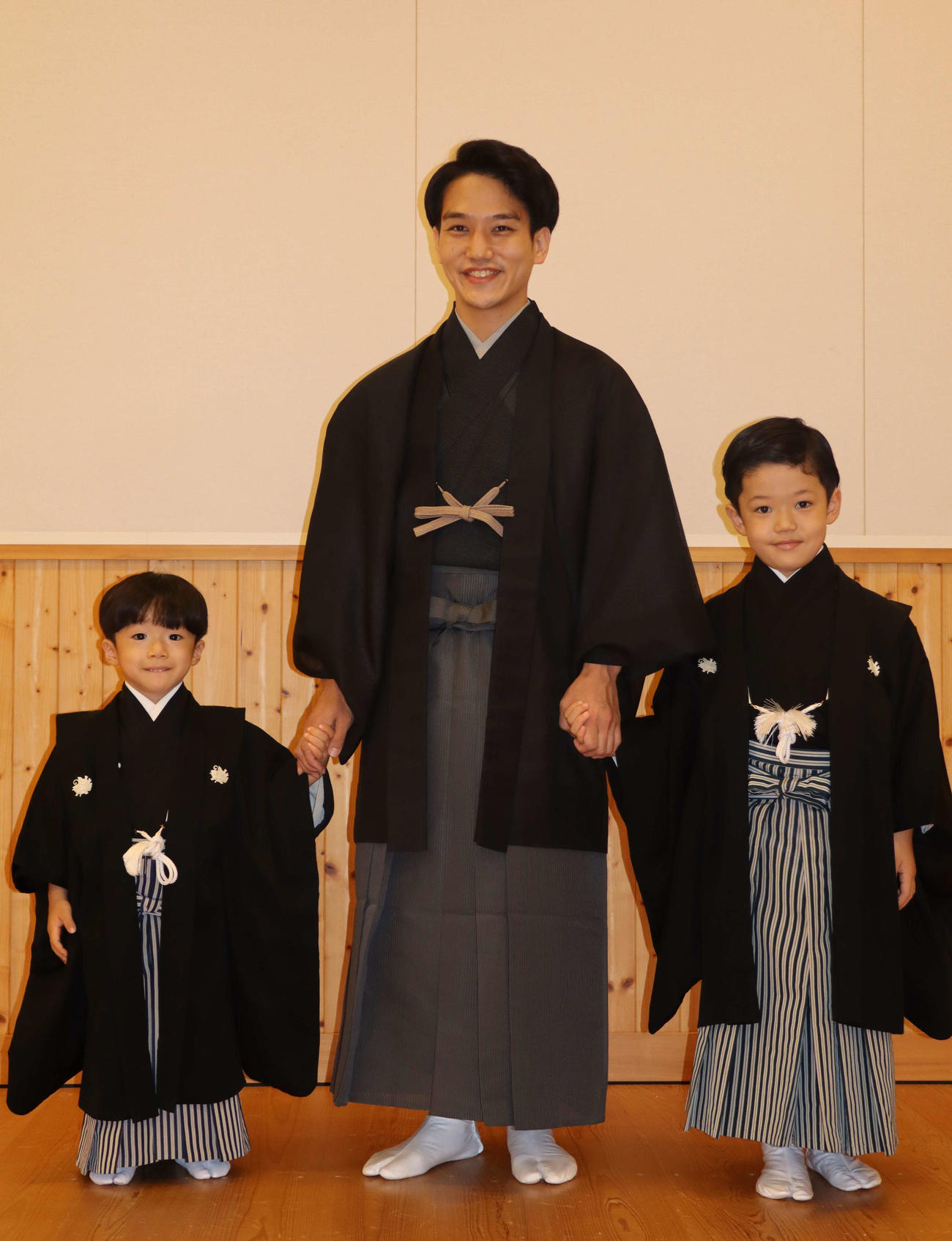 「秀山祭九月大歌舞伎」に出演する中村歌昇（中央）、初舞台を踏む長男種太郎（右）と次男秀乃介