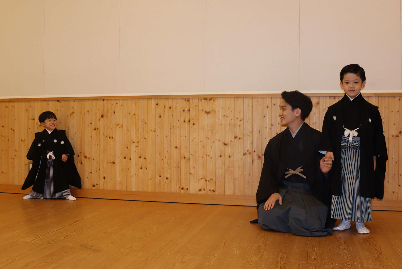 「秀山祭九月大歌舞伎」の取材会で元気に動き回る中村秀乃介（左）、見守る中村歌昇（中央）と動じない中村種太郎