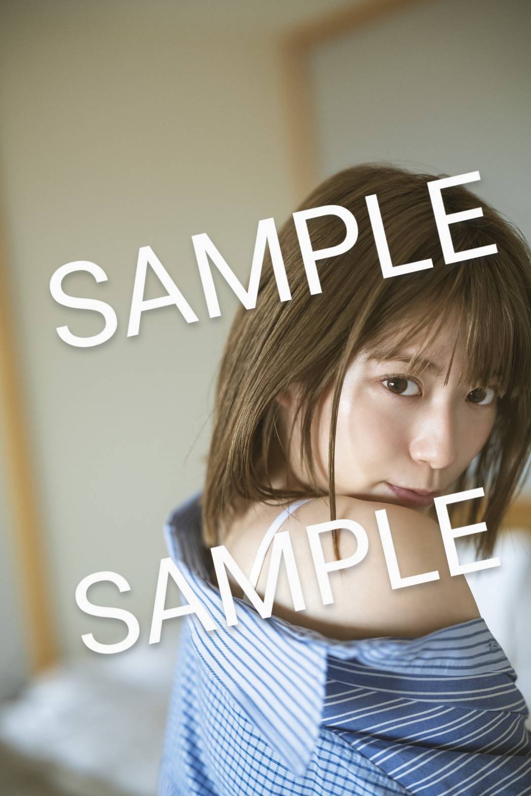 日向坂46東村芽依ファースト写真集「見つけた」の封入ポストカード（C）藤本和典／白夜書房