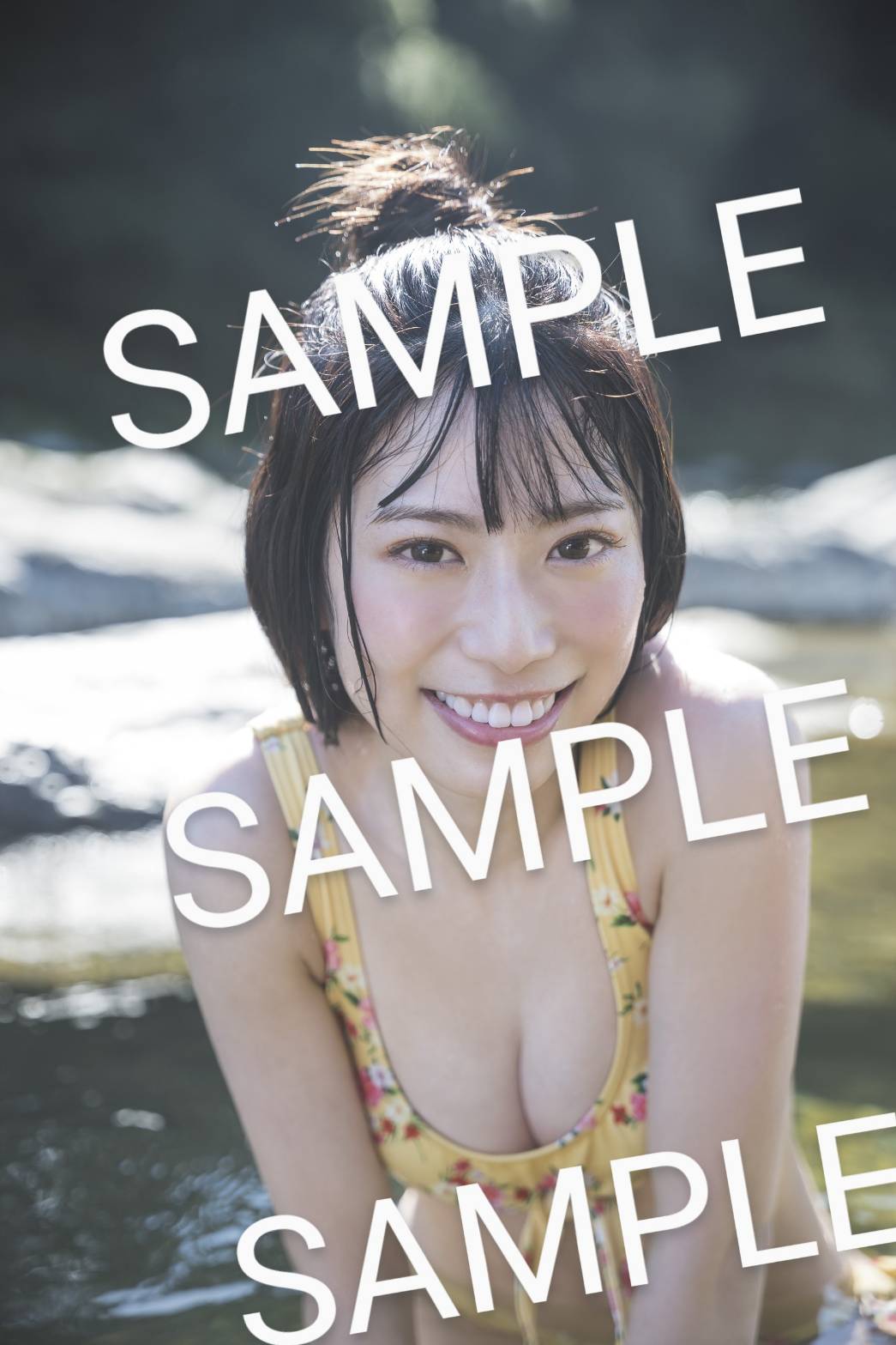 日向坂46東村芽依ファースト写真集「見つけた」の封入ポストカード（C）藤本和典／白夜書房