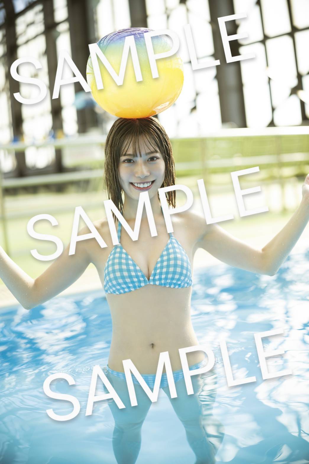 日向坂46東村芽依ファースト写真集「見つけた」の封入ポストカード（C）藤本和典／白夜書房